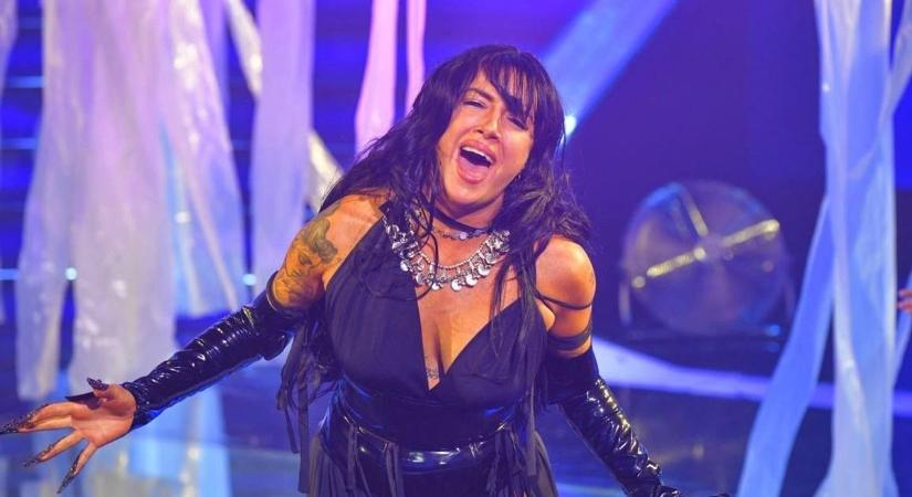 Tóth Gabi családi autós performansza tarol a TikTokon – egyszerűen imádnivaló!