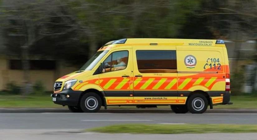 Azonnal rohantak a mentők a 8-as útra, két autó karambolozott
