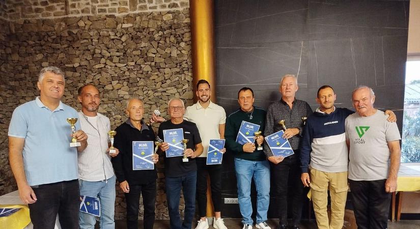 A labdák után a díjakat is adogatták a tolnai évadzárón