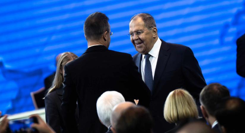 A nap képe: ki nem találja, kivel futott össze Szijjártó Péter Fehéroroszországban