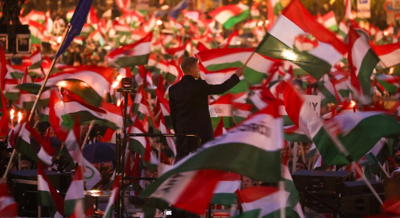 Az utcai harcos zárt körű fórumokat tart, Magyar Péter végigcsókolja a békákat – merre megy a kampány október 23-a után?