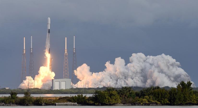 Rekordot döntött a SpaceX: 143 műholdat lőttek ki egy rakétával az űrbe
