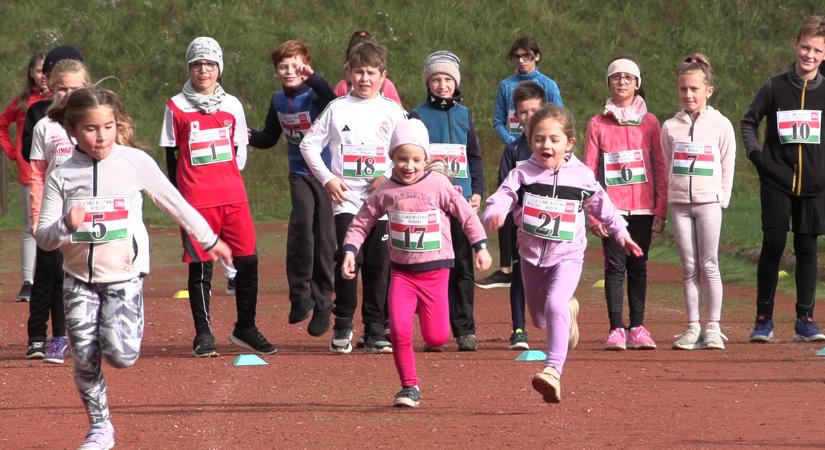 Mozgás, motiváció, közösség – Atlétikai versenyt rendeztek a Mindenki sportpályáján