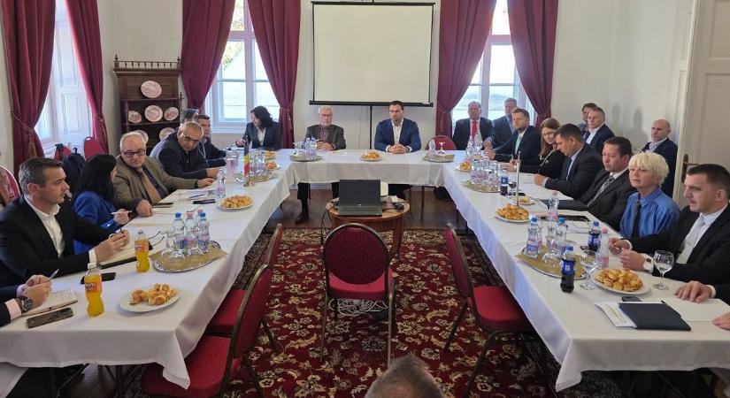 Fordulat jöhet a 42-es főút ügyében – magyar és román szakemberek egyeztettek Zsákán