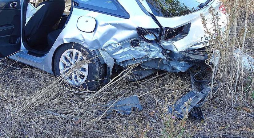 Négyen sérültek meg a földeáki úton, fotókon mutatjuk az ütközés helyszínét