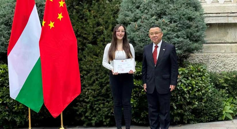 Kínai nagyköveti elismerést kaptak a Debreceni Egyetem kínaiul tanuló hallgatói