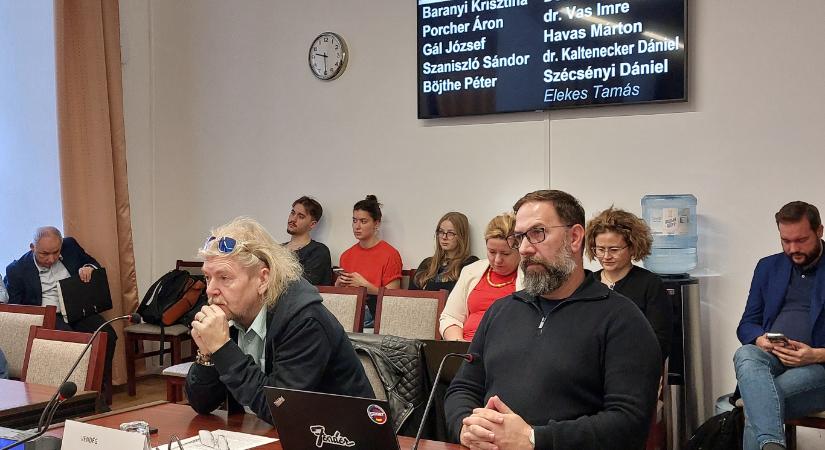 „Az egy garancia, hogy én még mindig itt vagyok, és ezen gondolkodom”, mondta Gerendai Károly a Sziget jövőjéről, a Fidesznek és a Tiszának ez nem volt elég