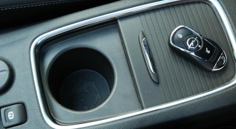 A pia után a slusszkulcsot is lenyelte volna a részeg autós