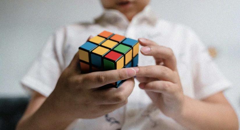„Emlékeztet minket, miért van kezünk” – Rubik Ernő és a kocka, ami örökre megváltoztatta a világot