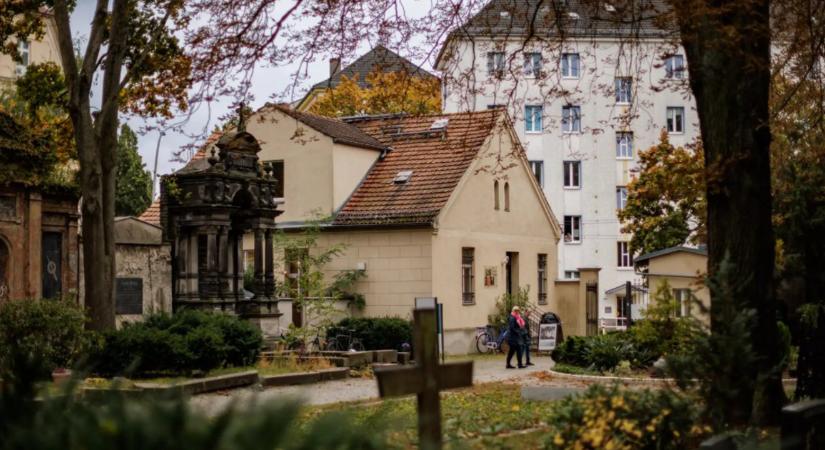 Morbid trendre kattantak rá a temetőbe járó németek