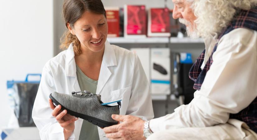 Vádemelés Győrben - Gyógycipőkkel verték át az orvosokat és a betegeket