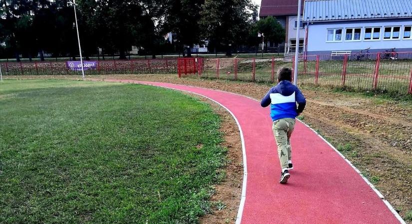 Megnyílt a rekortán borítású futópálya!