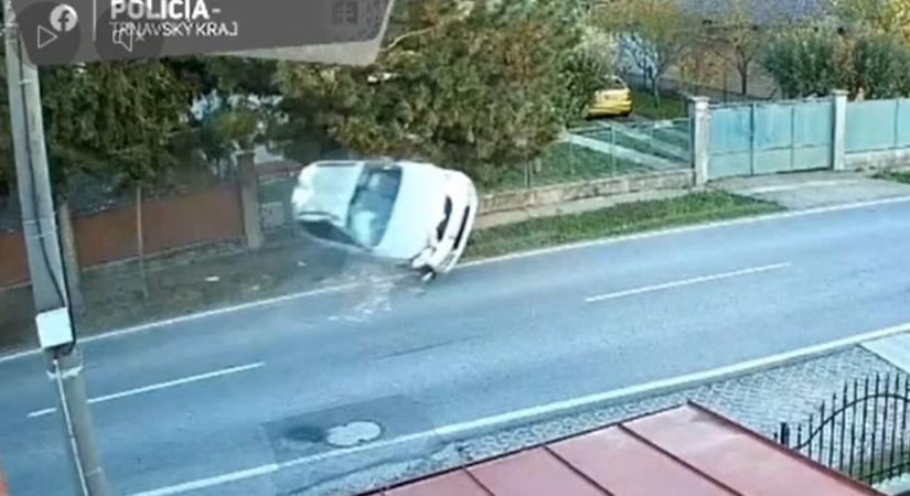 Sokkoló videón a hatalmas baleset, az egyik autóban anyuka és gyermeke volt