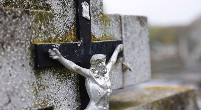 Újabb rongálás - a Síkvölgyi temető több sírja is felújításra szorul