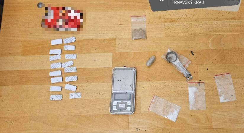 A vasútállomás peronján kapcsolták le a drogdílert, több tasak heroint találtak nála