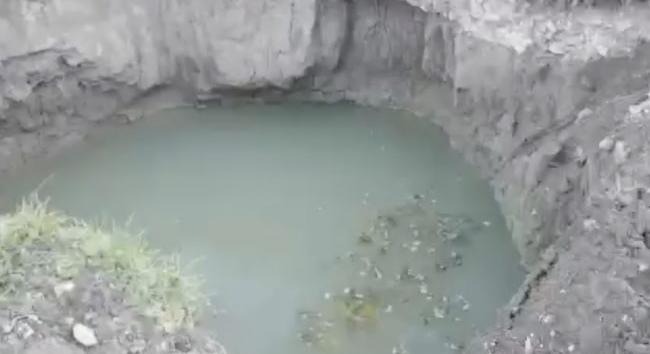 A kutyáját kimentette, de megcsúszott és belezuhant a vizes aknába egy 15 éves lány