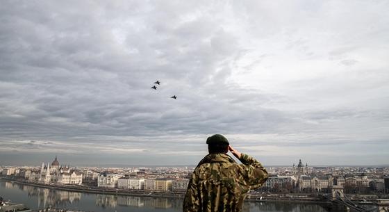 Így repültek Budapest felett az utolsó Pumára emlékező Gripenek – videó