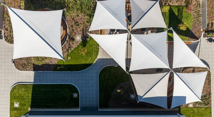 Árnyékolók (napernyők, napvitorlák, pergolák) utólagos telepítési és rögzítési megoldásai tetőteraszokon