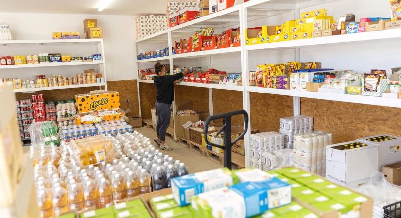 Földre teperte a biztonsági őrt, majd elfutott a samponnal és az eperitalokkal