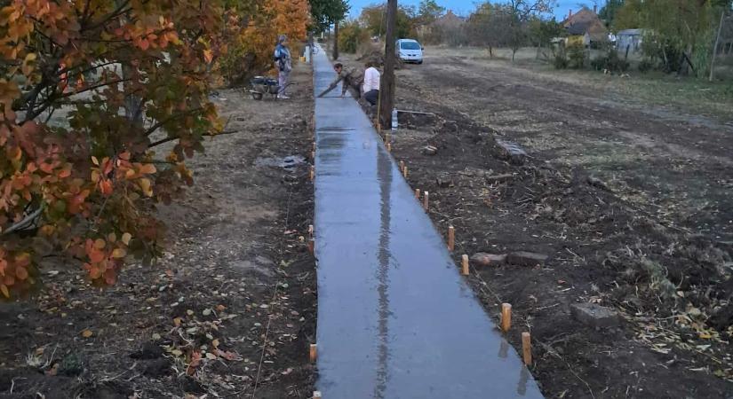 Közösségi erőből született meg a szikáncsi járda