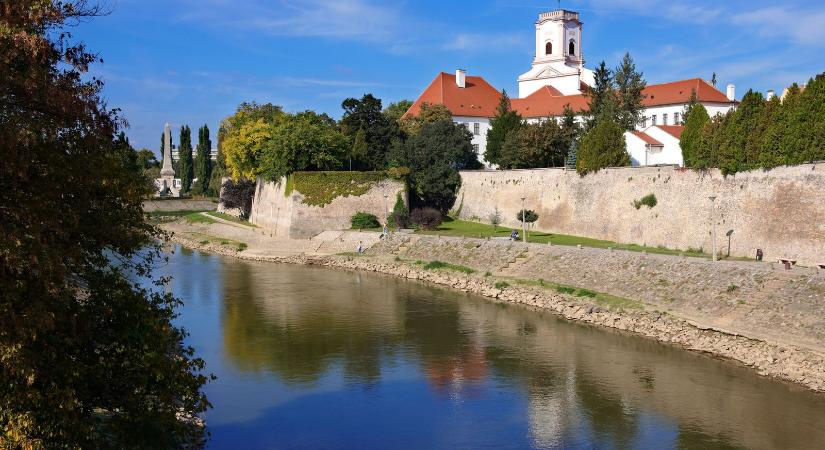 Földöntúli szerkezet lóg ki a Dunából Győr mellett, mintha az űrből jött volna
