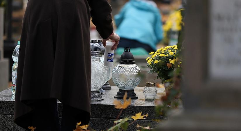 Hosszabb nyitvatartás lesz a fővárosi sírkertekben, kevesebb krizantém az árusoknál