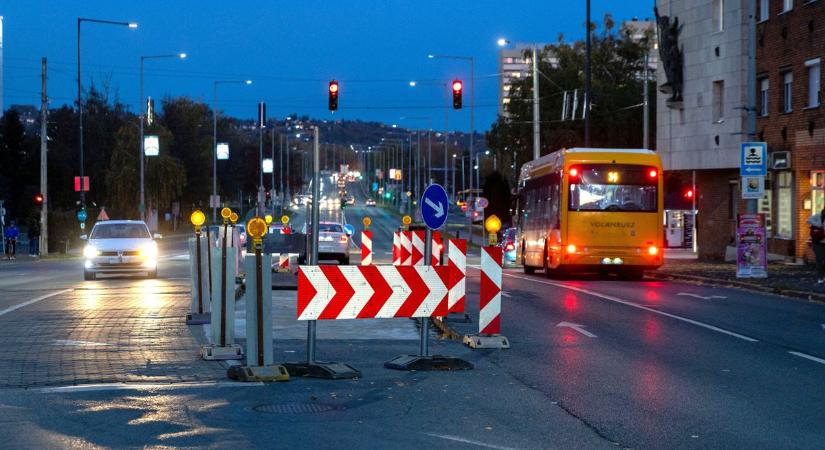 Hét végéig lesz csak korlátozás a zalai város legforgalmasabb szakaszán, óvatosan közlekedjenek!