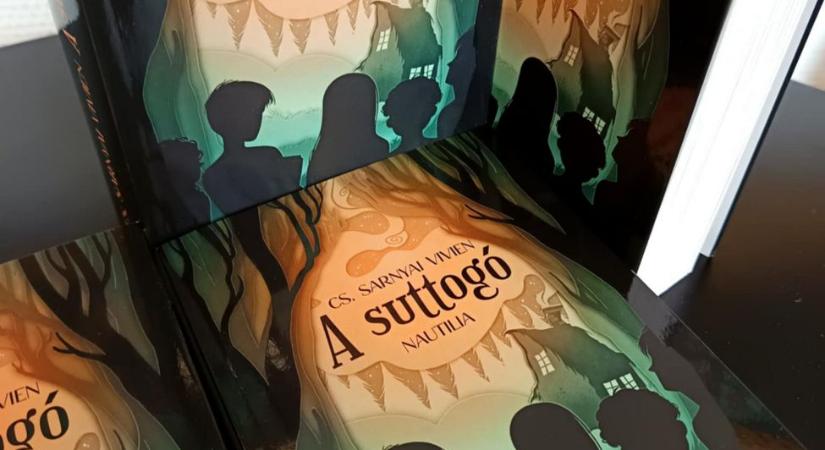 A suttogó hangját csak a gyerekek hallják a könyvszekrény mögül