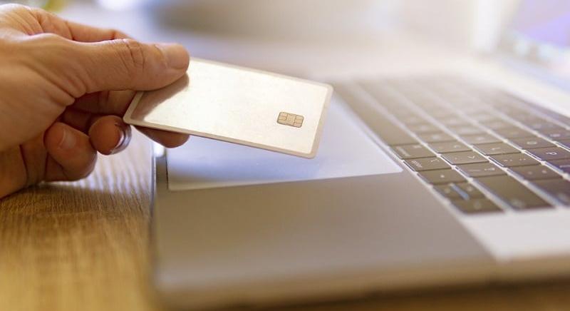 Csali és pszichés nyomás – Csúnya Black Friday trükkökre figyelmeztet a GVH