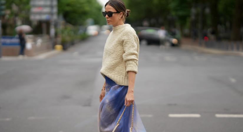 Szimpla pulóver, feltűnő szoknya októberben – ez az ősz legsikkesebb párosítása