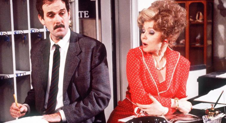 Elhunyt John Cleese sorozatbeli felesége, a Waczak szálló másik főszerepét játszó Prunella Scales