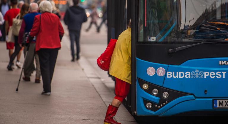 Járatsűrítésekkel készül a BKK a halottak napjára