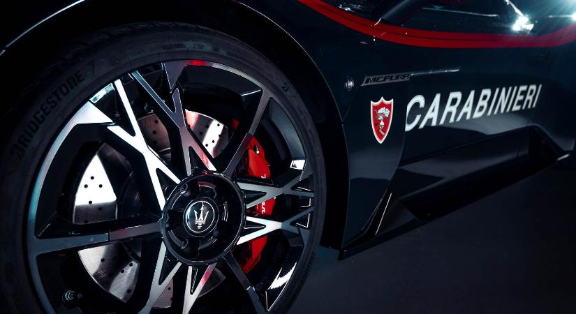 630 lóerős szupersportkocsi öltözött egyenruhába