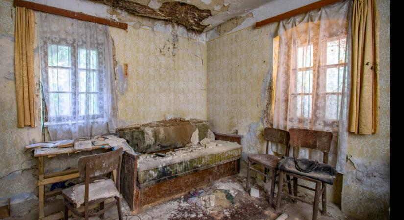 Szívszorító fotókon az egykor derűs falusi otthon: íme, Marika néni háza, 20 évvel halála után