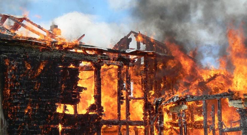 Itt a következő tragédia: holttestet találtak egy kiégett házban Baranya vármegye területén