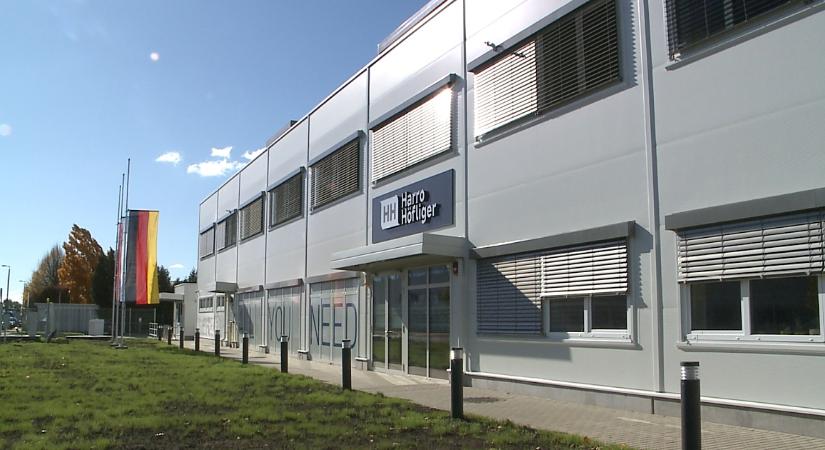Csúcstechnológiás gépek gyártása és összeszerelése kezdődött meg a Harro Höfliger új debreceni gyártócsarnokában – fotókkal