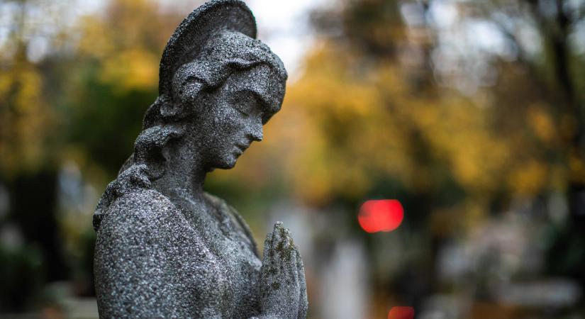 Máris változik a temetői nyitvatartás