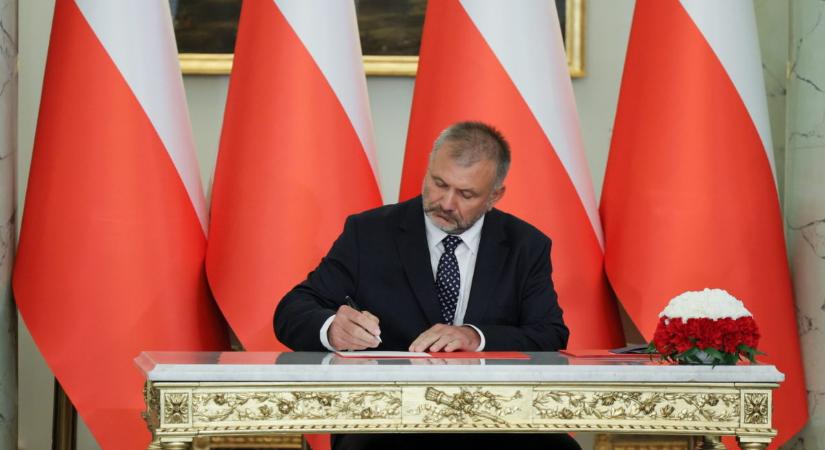 Folytatódott a politikai tisztogatás Lengyelországban