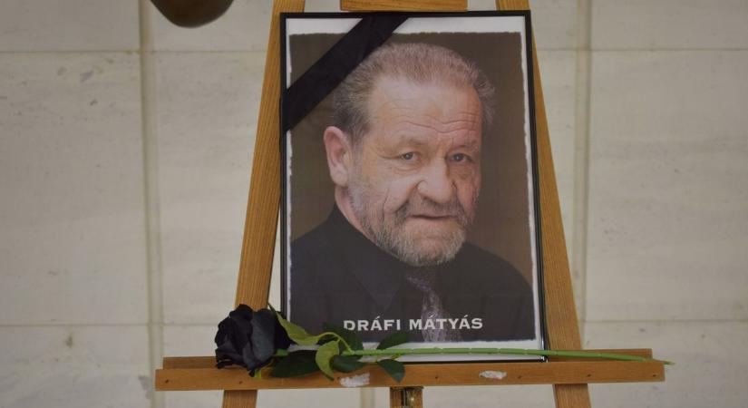 Így búcsúztak a Kossuth-díjas színészlegendától színésztársai, tisztelői és barátai  fotó, videó