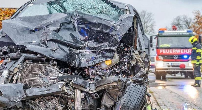 Súlyos autóbaleset Ausztriában: mentőhelikopter is érkezett - fotók