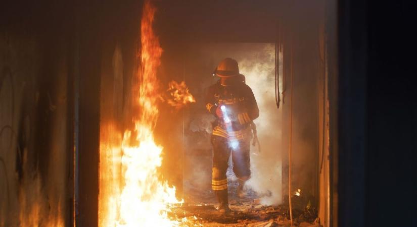 Hatalmas tűz Hevesben, két városból rohantak oltani – megszólalt a katasztrófavédelem