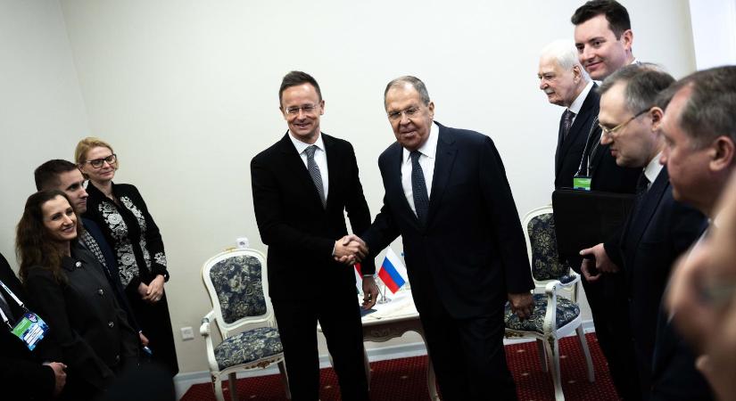 Szijjártó Péternek eligazítást tartott Minszkben Szergej Lavrov, a magyar külügyminiszter ismét felajánlotta Budapestet egy későbbi békecsúcshoz