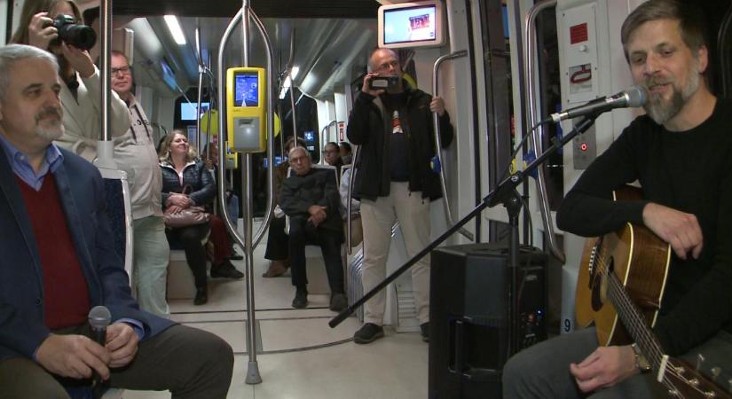 Zenével és beszélgetéssel gördült végig Debrecenen a Reformáció Villamosa – videóval