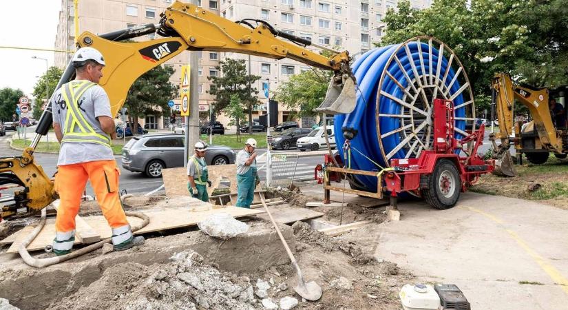 Befejeződött a felújítás a forgalmas győri utcán - fotók