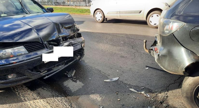 Hármas karambol a 36-os főúton – az anyagi kár jelentős (Fotók)