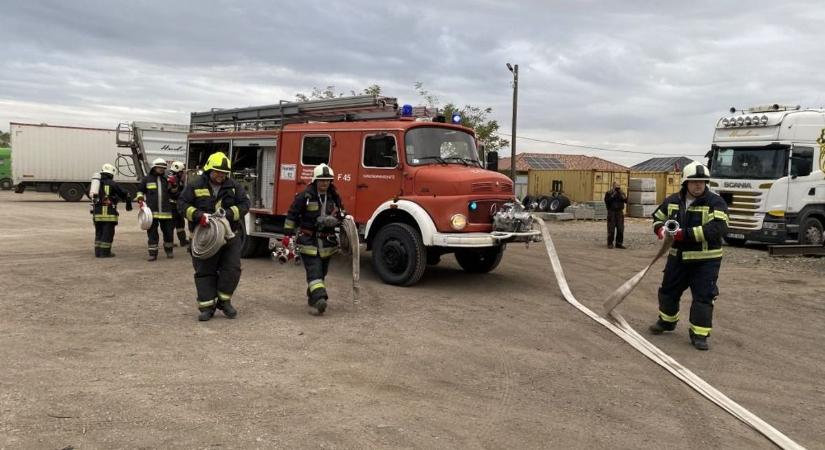 Fákat döntött ki a vihar, egy dolgozó megsérült – sikeresen vizsgáztak a ballószögi tűzoltók