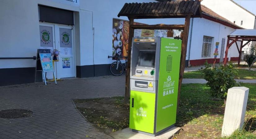 Új bankautomata a település központjában