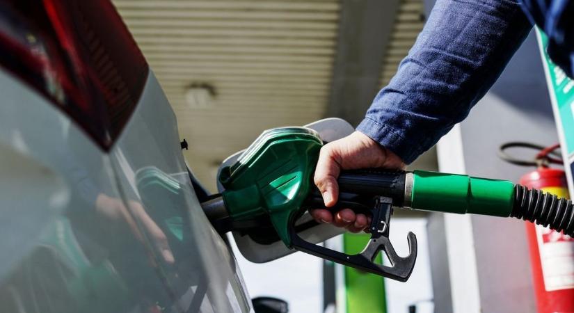 Kilőnek az árak a kutakon! Ma tankold meg temetőzés előtt a kocsit, holnaptól már jobban fog fájni!