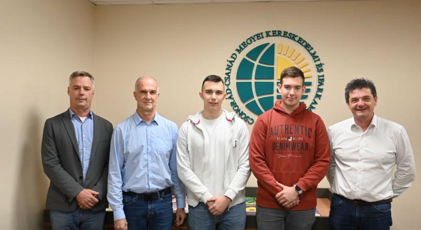 Mini robot, nagy álom – a csongrádi diákok mögé most komoly támogatás sorakozott fel