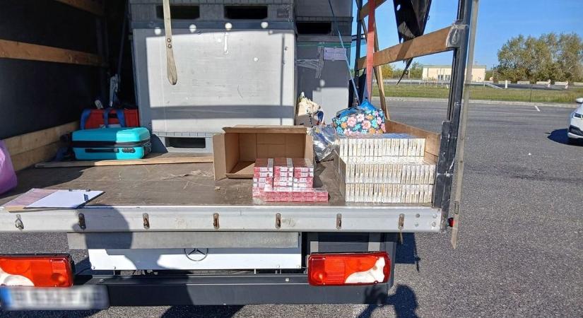 Alkatrészek közé rejtették a cigit, elcsípték a furgont az M1-esen